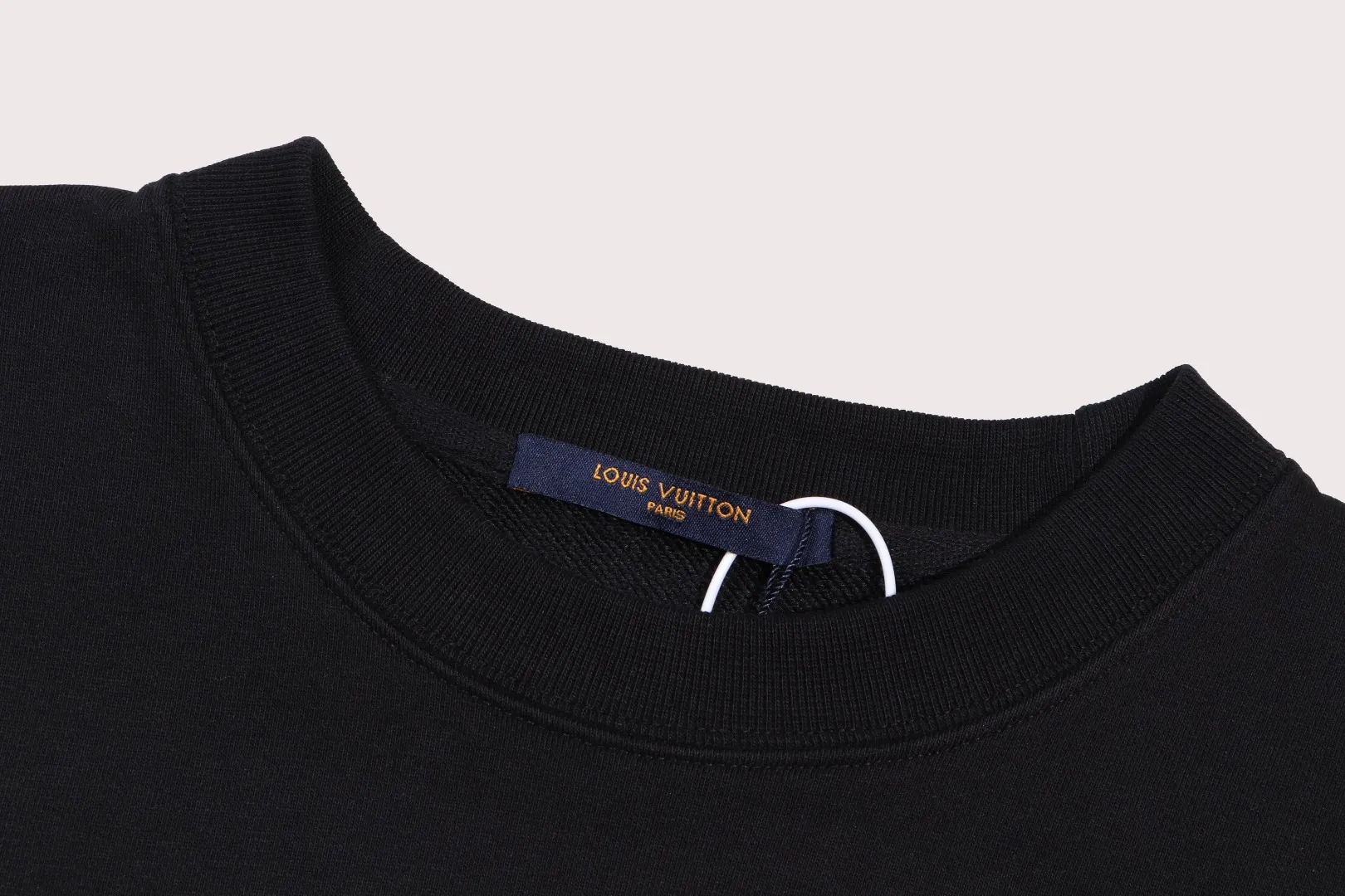 🅿️250 hot style on the shelves🔥❗ 💫〖Louis Vuitton LV〗 Fashionable round neck sweatshirt, casually matched with various styles, it is perfectly handsome😎The whole dress is made of double waistcoats, which makes the whole dress more three-dimensional. Not ordinary factories can do such fine work. The 2025 spring style counters are on sale, exquisite round neck terry sweatshirt, high-end double-strand pure cotton Customized drawstring ribs are dyed in the same vat and are complete with three standards. The chest craftsmanship adopts a simple and elegant pattern on the chest, which is easy to control for any age group! Fit and comfortable! Customized thickened 440g terry sweatshirt fabric, soft and comfortable to the touch, with a three-dimensional shape! 🙌🏻 It’s also very breathable, so it’s a versatile style that can be worn with any outfit! ✔Color: Black White Apricot Size: S M L XL 2XL